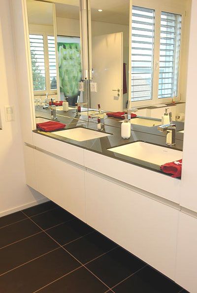 GIGER & GUT aus Dagmersellen | Innenausbau Bad - Doppelwaschbecken mit Spiegelelementen