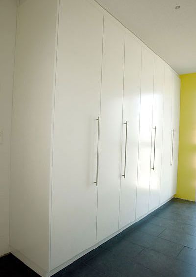 GIGER & GUT aus Dagmersellen | Innenausbau Schränke - Kleiderschrank mit weißer Hochglanzfront