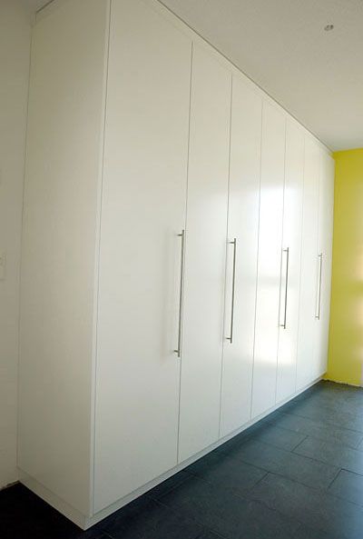 GIGER & GUT aus Dagmersellen | Innenausbau Schränke - Kleiderschrank mit weißer Hochglanzfront