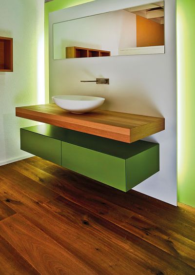GIGER & GUT aus Dagmersellen | Innenausbau Bäder - Waschbecken auf Holz mit grünem Unterschrank
