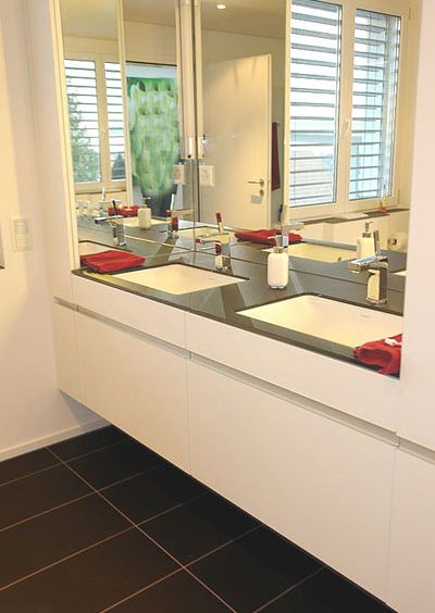 GIGER & GUT aus Dagmersellen | Innenausbau Bad - Doppelwaschbecken mit Spiegelelementen