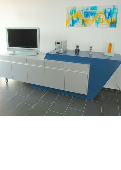 GIGER & GUT aus Dagmersellen | Innenausbau Möbel - ausgefallener TV-Schank in weiß mit blauem Element