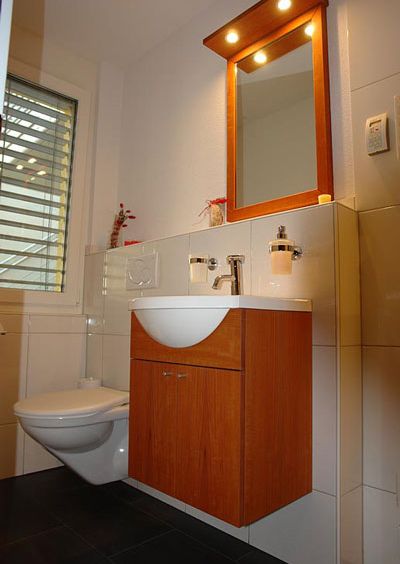 GIGER & GUT aus Dagmersellen | Innenausbau Bad - Waschbecken Hängeschrank und Spiegeleinfassung