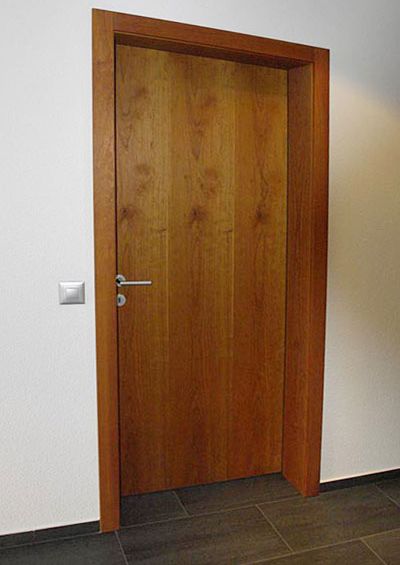 GIGER & GUT aus Dagmersellen | Innenausbau Türen - dunkle Holztür