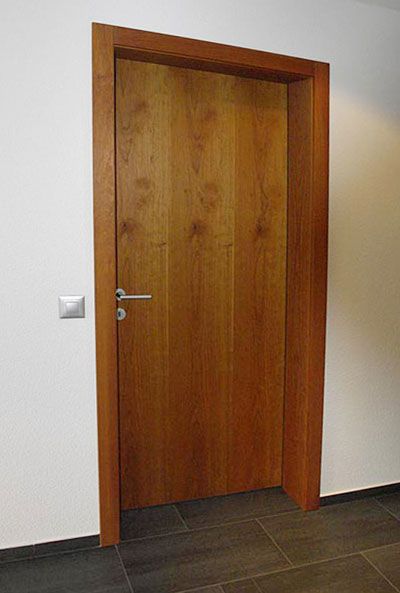 GIGER & GUT aus Dagmersellen | Innenausbau Türen - dunkle Holztür