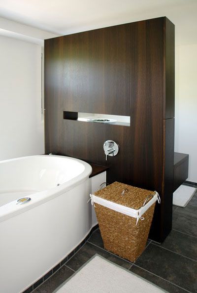 GIGER & GUT aus Dagmersellen | Innenausbau Bad - Abtrennung Badewanne und Toilette