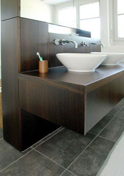 GIGER & GUT aus Dagmersellen | Innenausbau Bad - zwei Waschbecken auf dunklem Holzregalelement an Badabtrennung