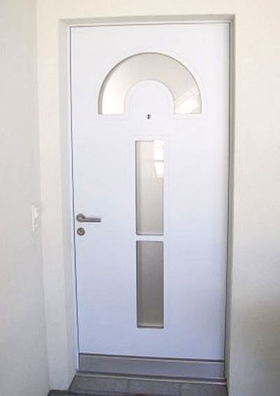GIGER & GUT aus Dagmersellen | Innenausbau Türen - Haustür mit einem geraden und einem gebogenen Glaselement 