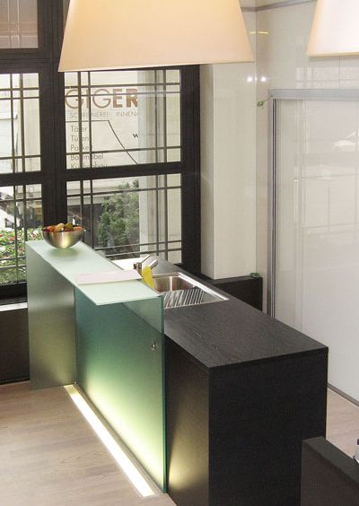 GIGER & GUT aus Dagmersellen | Innenausbau Möbel - Küchenblock mit Glaselement
