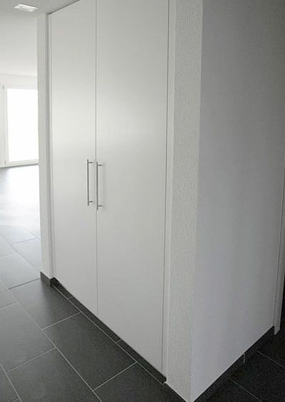 GIGER & GUT aus Dagmersellen | Innenausbau Schränke - weißer zwei türiger Schrank