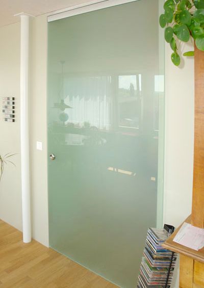 GIGER & GUT aus Dagmersellen | Innenausbau Glas - Glastür im Wohnbereich 