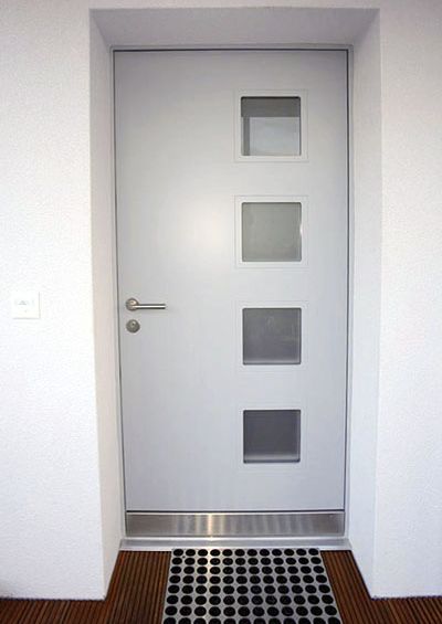 GIGER & GUT aus Dagmersellen | Innenausbau Türen - Hauseingangstür weiß mit 4 Fenstern
