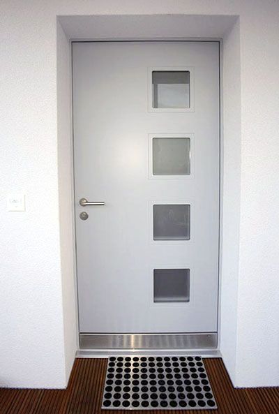 GIGER & GUT aus Dagmersellen | Innenausbau Türen - Hauseingangstür weiß mit 4 Fenstern