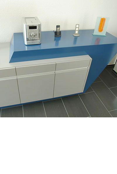 GIGER & GUT aus Dagmersellen | Innenausbau Möbel - ausgefallener TV-Schank in weiß mit blauem Element Detailansicht